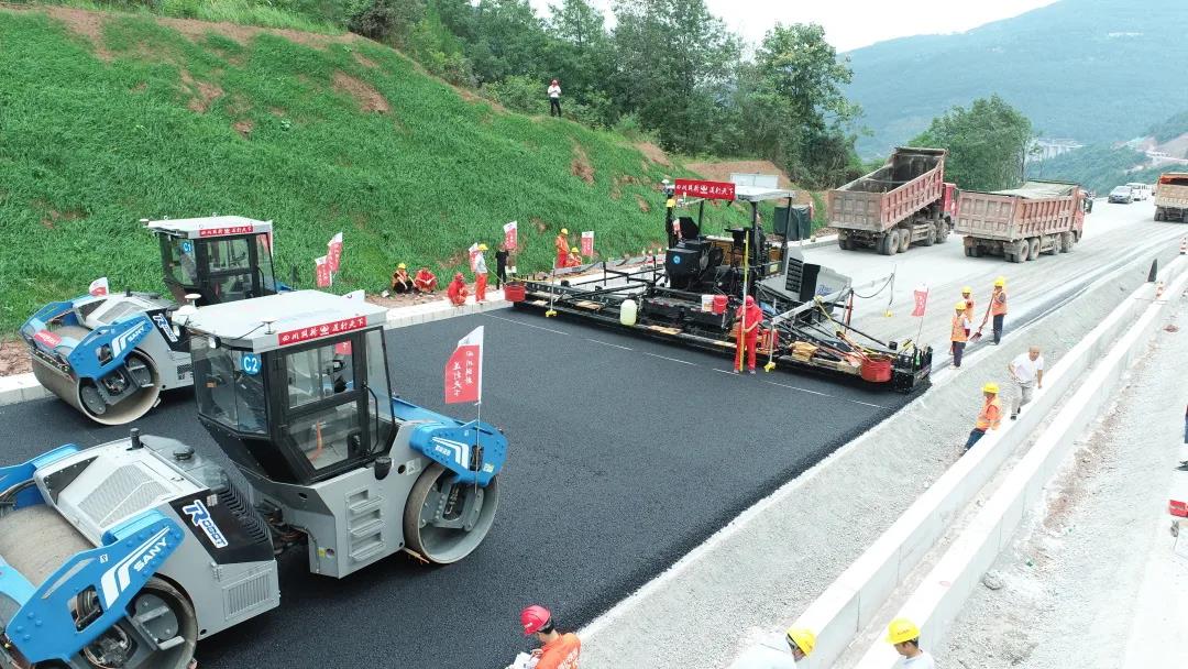 四川路桥镇广高速 A-LM2项目首次采用自动化摊压施工沥青混凝土下面层