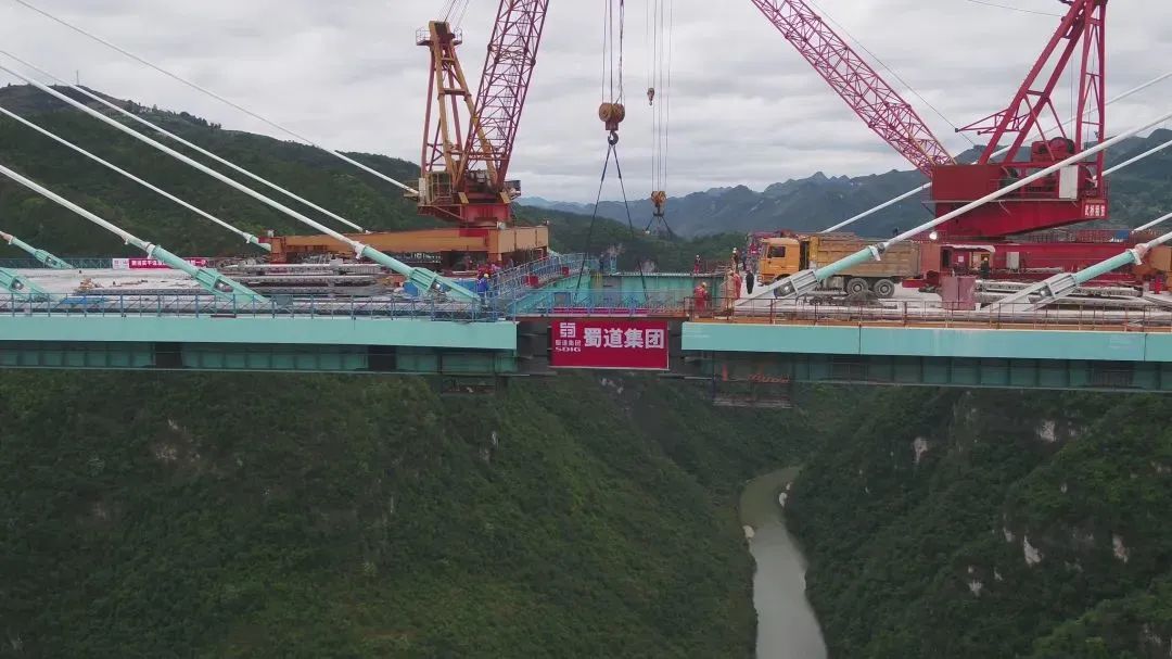 横跨川黔！古金高速ZCB1-4项目赤水河大桥今日顺利合龙