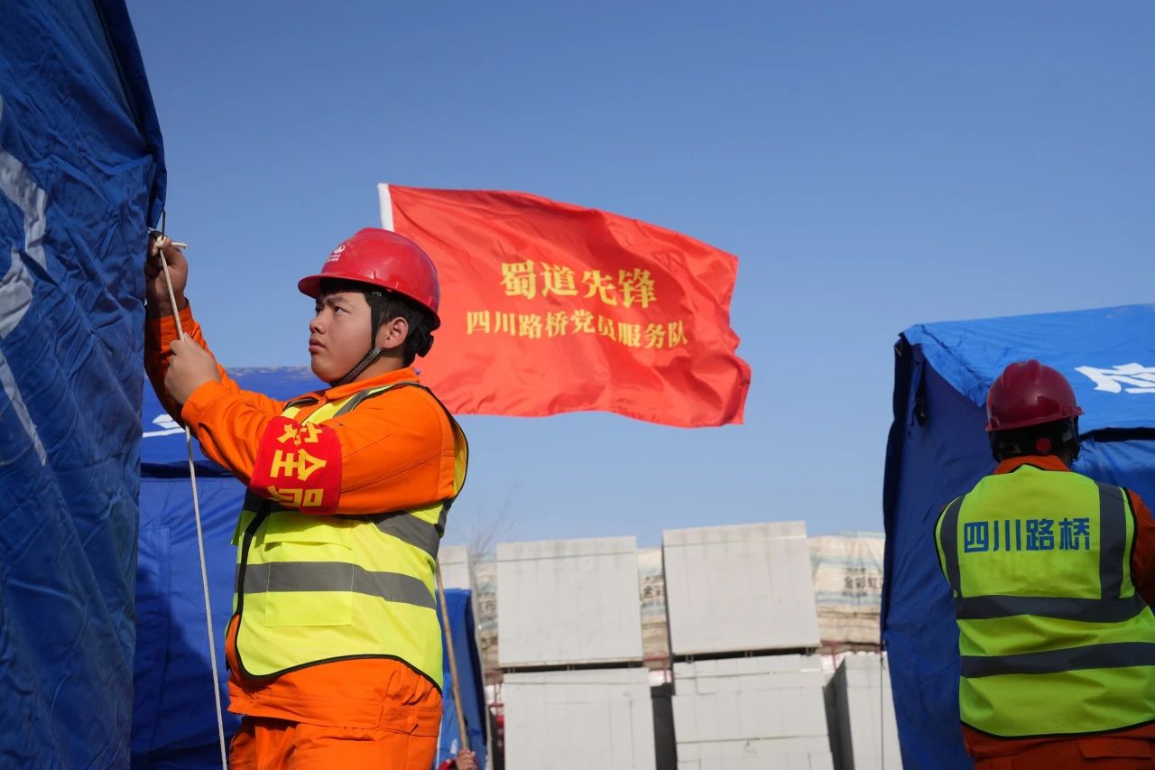 锚定目标，精准抢险！路桥集团高效推进灾区康吊村场地平整和临时安置点搭建工作